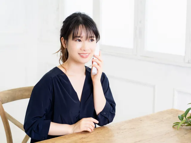 電話をする女性