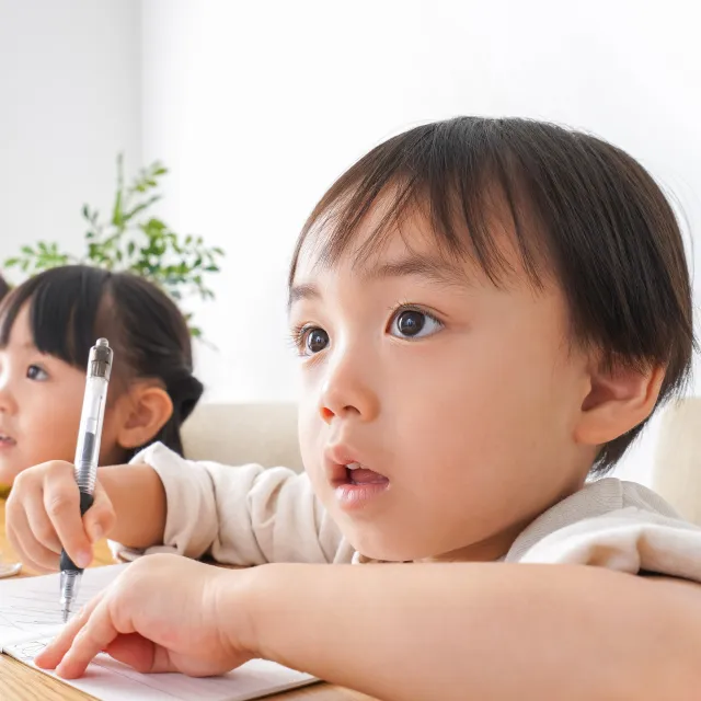 学習に集中する子ども