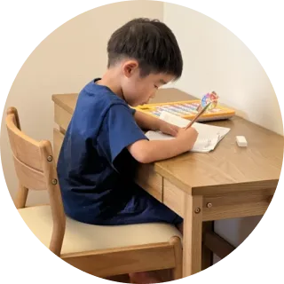 正しい姿勢で机に向かう子ども