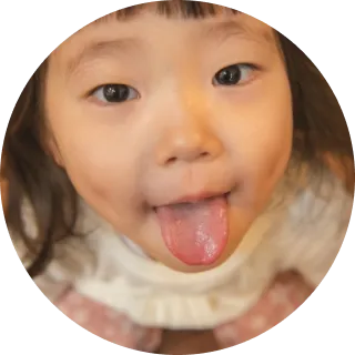 舌を前に出す子ども