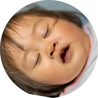 口を開けて眠る子ども