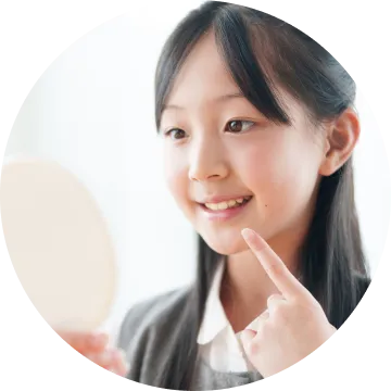 ワイヤー矯正装置をつけた子ども