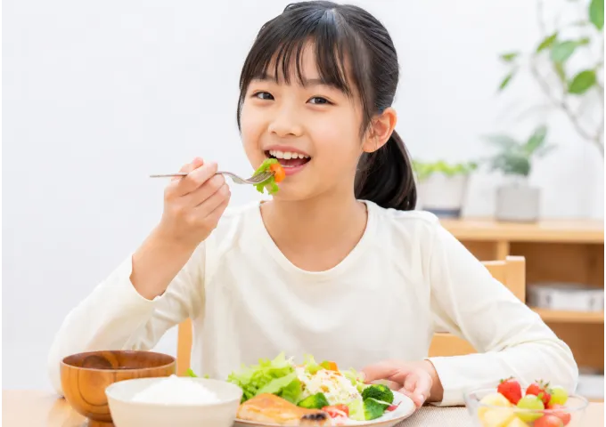 食事をする子ども