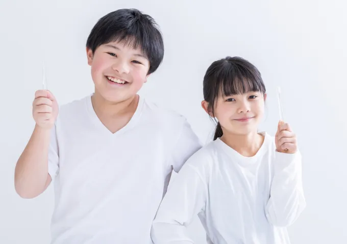 歯ブラシを持つ子どもたち