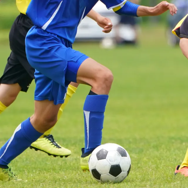 サッカーをする子ども