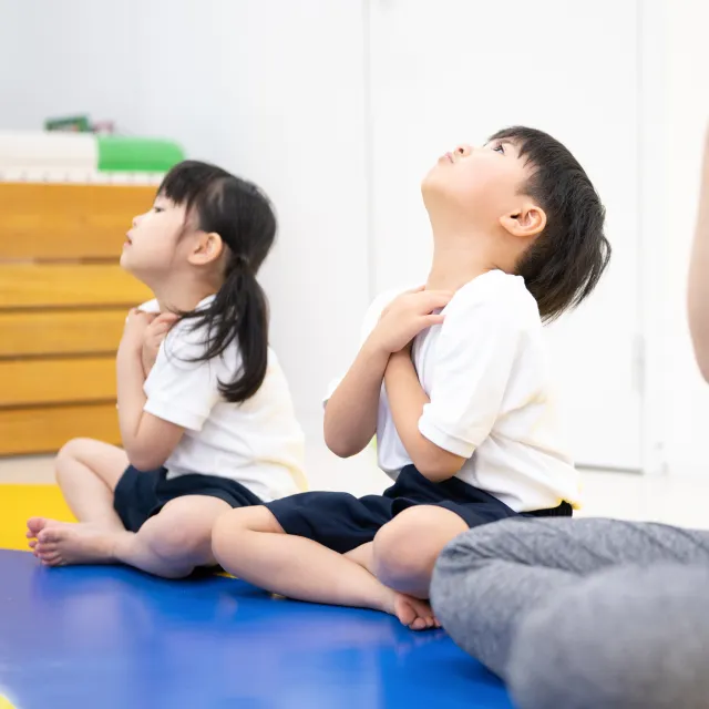 鼻呼吸の練習をする子ども