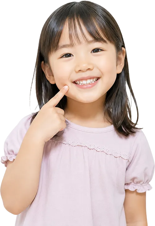 歯を指差して笑顔を見せる女の子
