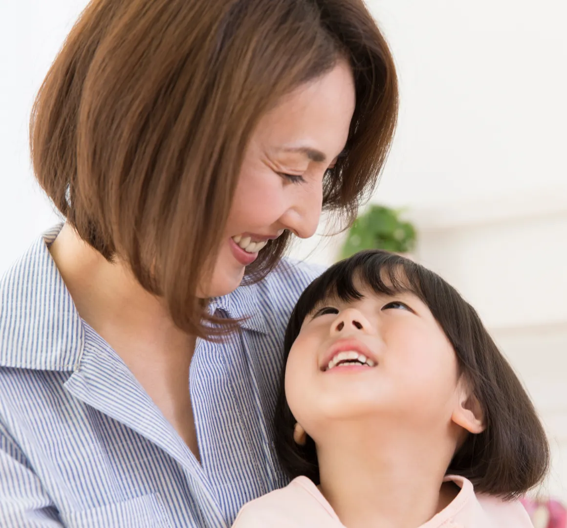 笑顔で見つめ合う親子