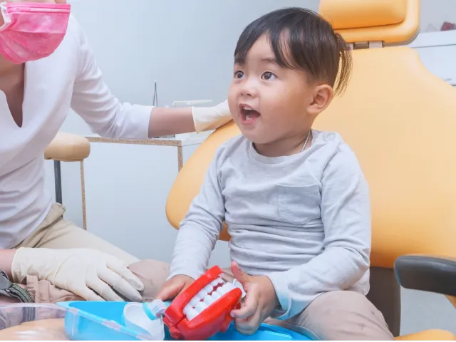 歯みがきをする子ども