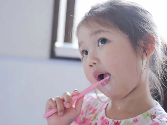 歯ブラシを持つ子ども