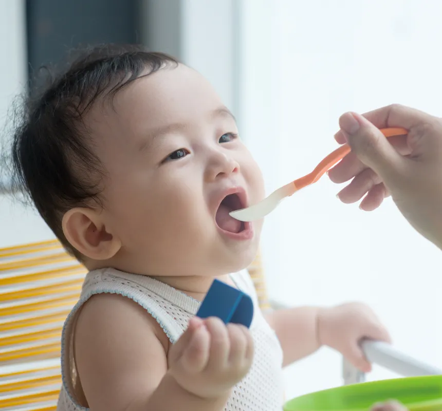 離乳食を食べる赤ちゃん