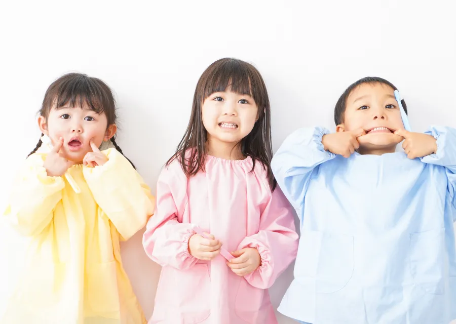 笑顔で口元を見せる子どもたち