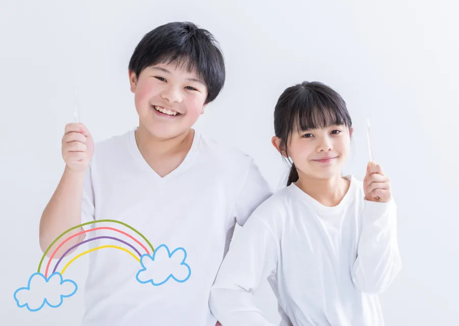歯ブラシを持つ子どもたち