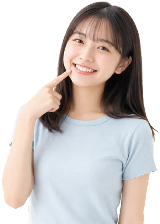 歯を指差して笑顔を見せる女性