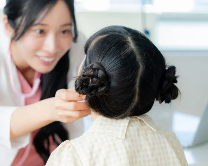 子どもにやさしく診療するスタッフ