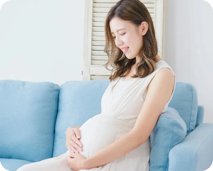 お腹に手を添える妊婦さん