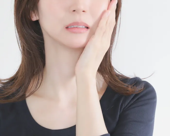 口元に手を添える妊婦さん
