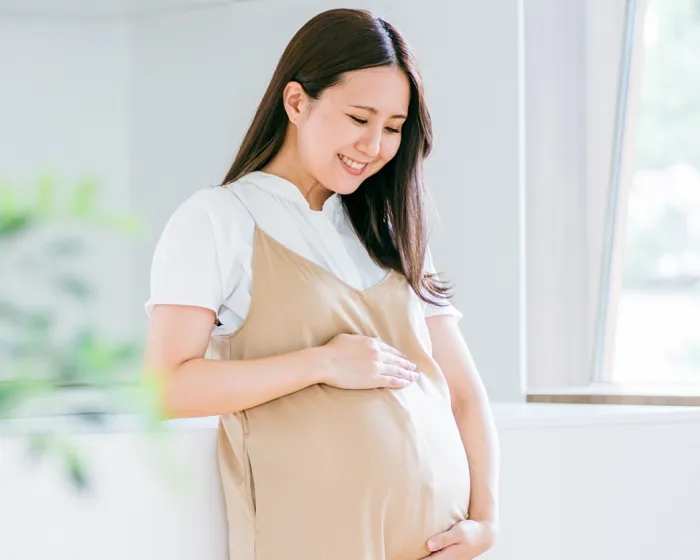 お腹に手を添える妊婦さん