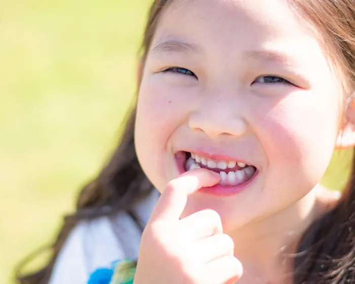 笑顔で歯ブラシを持つ子ども