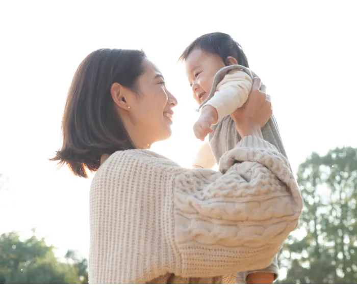 赤ちゃんを抱く保護者