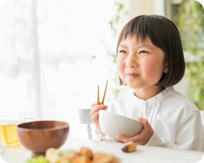 食事をする子ども