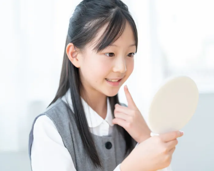鏡を見ている子ども