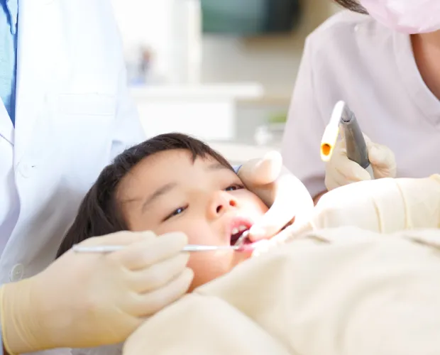 歯科診療を受ける子ども